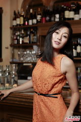 组图：万绮雯橙色连衣裙亮相 笑容甜美气质妩媚