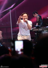 陈奕迅现场错词卖萌求饶 风趣化解戒烟质疑(图)