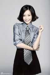 组图：张曦文时尚写真变身轻熟小女人