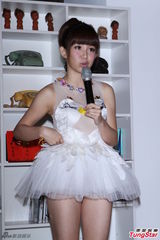 组图：郭书瑶性感天鹅装亮相大秀美腿