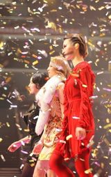 组图：尚雯婕再登国际舞台 《黑天鹅》开场压轴走秀