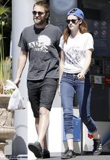 组图：暮光情侣恋情升温 帕丁森与爱犬搞笑对视