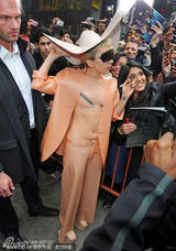 组图：Lady Gaga推广安全性行为 塑胶装展丰胸纤腰