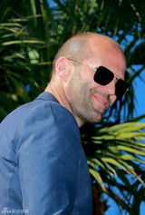 组图：《敢死队3》记者会 众硬汉坐坦克驾到