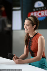 组图：影后玛丽昂-歌迪亚复古美艳 碧眼配蓝裙