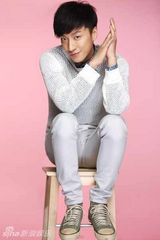 组图：乔任梁拍休闲风写真 亦正亦邪阳光帅气