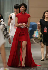 美腿去哪儿了？林志玲获众人簇拥小腿粗壮