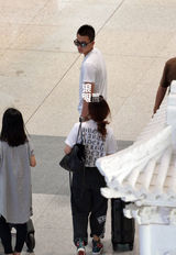 组图：欧豪黑超白T现身机场 小腿纹身艳丽惹眼