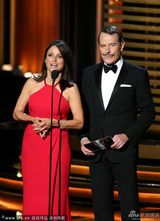 组图：茱莉亚获喜剧最佳女主角遭绝命毒师强吻