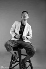 组图：赵健硬汉黑白写真“型”象深刻