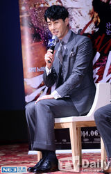 组图：《高跟鞋》发布会 车胜元帅气西装亮相