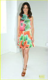 组图：前汤嫂凯蒂-赫尔姆斯花裙扮嫩 脚踩高跟鞋大秀美腿