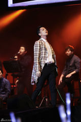 组图：林宥嘉台北个唱穿女装散发MAN味　