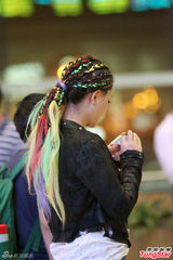 组图：孙茜七彩编发造型怪诞 破洞裤配土豪金鞋