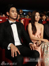 组图：百想全智贤金秀贤拿奖开怀 陶子下蹲颁奖