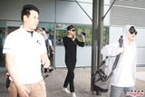 组图：EXO组合潮装抵港开唱 300名歌迷接机