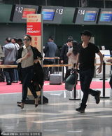 组图：高圆圆赵又廷牵手机场 缠绵拥吻旁若无人