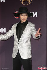 组图：金曲红毯Selina险摔倒 萧敬腾招雨3J比帅