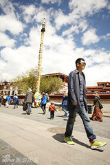 组图：郭家铭拉萨街拍大片 洒脱独特风