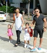 组图：蔡少芬张晋全家现身 一双女儿圆脸活泼