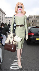 组图：橡胶小姐助阵伦敦时装周 尝试百变造型