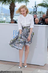 组图：《星图》朱丽安摩尔卖萌 加顿捂裙险走光