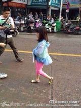 组图:姚明现身《爸爸2》 曹格女儿带帽喜感时尚