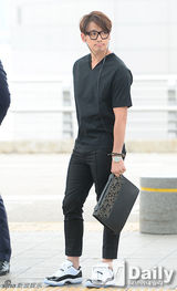 组图：Rain休闲黑衣亮相机场 抿嘴招手有点萌