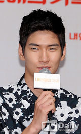 组图：姜艺媛出席发布会 透视黑衣显性感