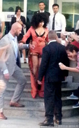 组图：Lady GaGa霸气红袍露八字奶 众人簇拥似走T台