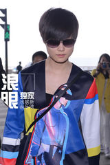 组图：李宇春潮装现身启程戛纳 与小浪合影