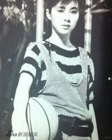 [老照片]王祖贤秀球技 胯下运球上反篮功底扎实