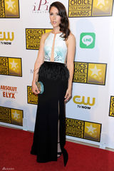 组图：评论家奖众星云集 谢耳朵帅气潘妮秀短发