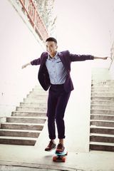 组图：牛骏峰活力动感写真 滑板少年潮范十足