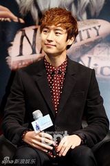 组图：韩星李帝勋拍写真 冷酷眼神英气逼人