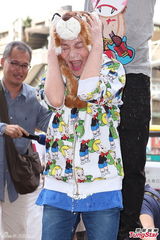 组图：小燕姐挑战冰桶 否认与F姓药头熟识