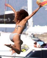 组图：妮可比基尼秀丰满身材 纵情跳海嬉水