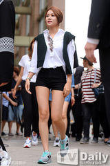 组图：韩女团AOA运动装亮相难掩性感美腿