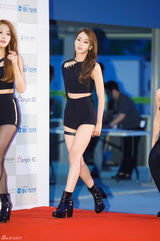 独家：韩女团同场争人气 抛胸露腿抢风头