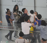 组图：曹格一家四口现身 姐姐累趴老爸肩头酣睡