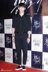 组图：玄彬走红毯人气旺 争相握手显亲和