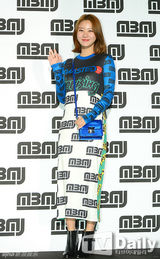 组图：玉泽演泫雅等亮相时尚活动 难掩青春气息