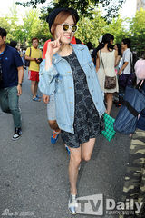 组图：Super Junior回归赴电视台彩排 粉丝围堵拍照忙