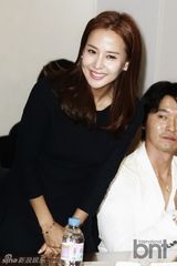 组图：少女时代允儿徐贤黑白装青春利落