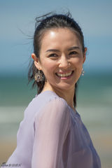 组图：章子怡法国出席电影节 光脚踩沙灿笑迷人