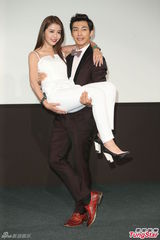 组图：炎亚纶李毓芬现身签书会 (炎亚纶遭讥整形关微博)