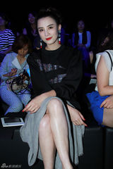 组图：章子怡懒理与网友骂战 与友人看秀心情好