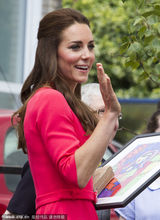 组图：凯特王妃粉裙优雅 蹲地与小粉丝亲密交流