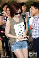 组图：T-ara机场齐亮相 墨镜热裤超时尚