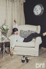 组图：吕珍九清新写真 变身花衬衫轻熟男